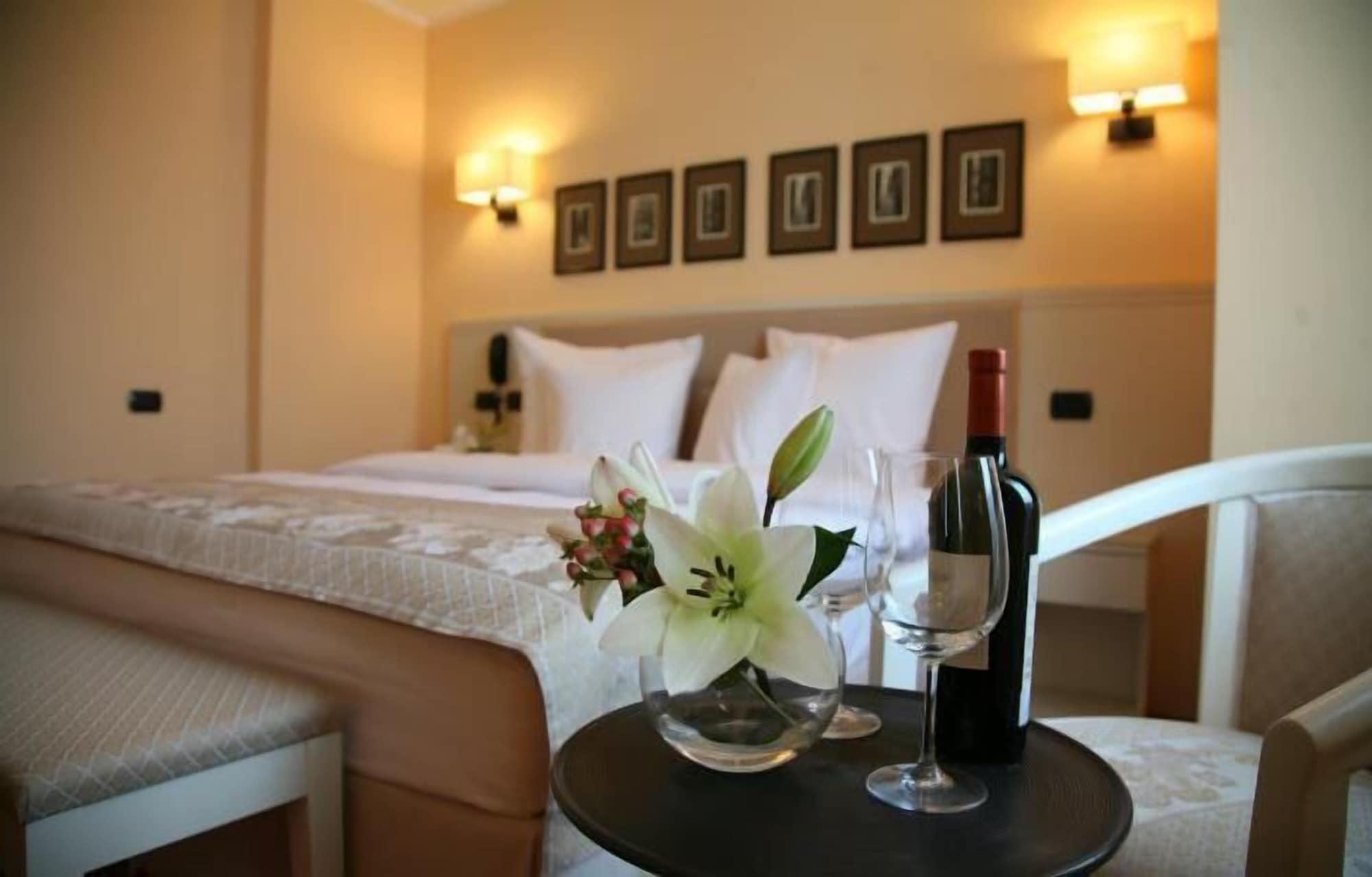 Hotel Paradis Cluj-Napoca Ngoại thất bức ảnh