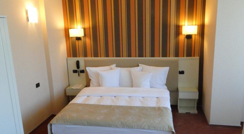 Hotel Paradis Cluj-Napoca Ngoại thất bức ảnh
